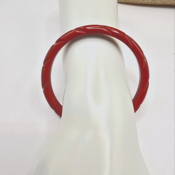 Vintage Carved Bakelite Bangle Bracelet - Picture 4 of 8